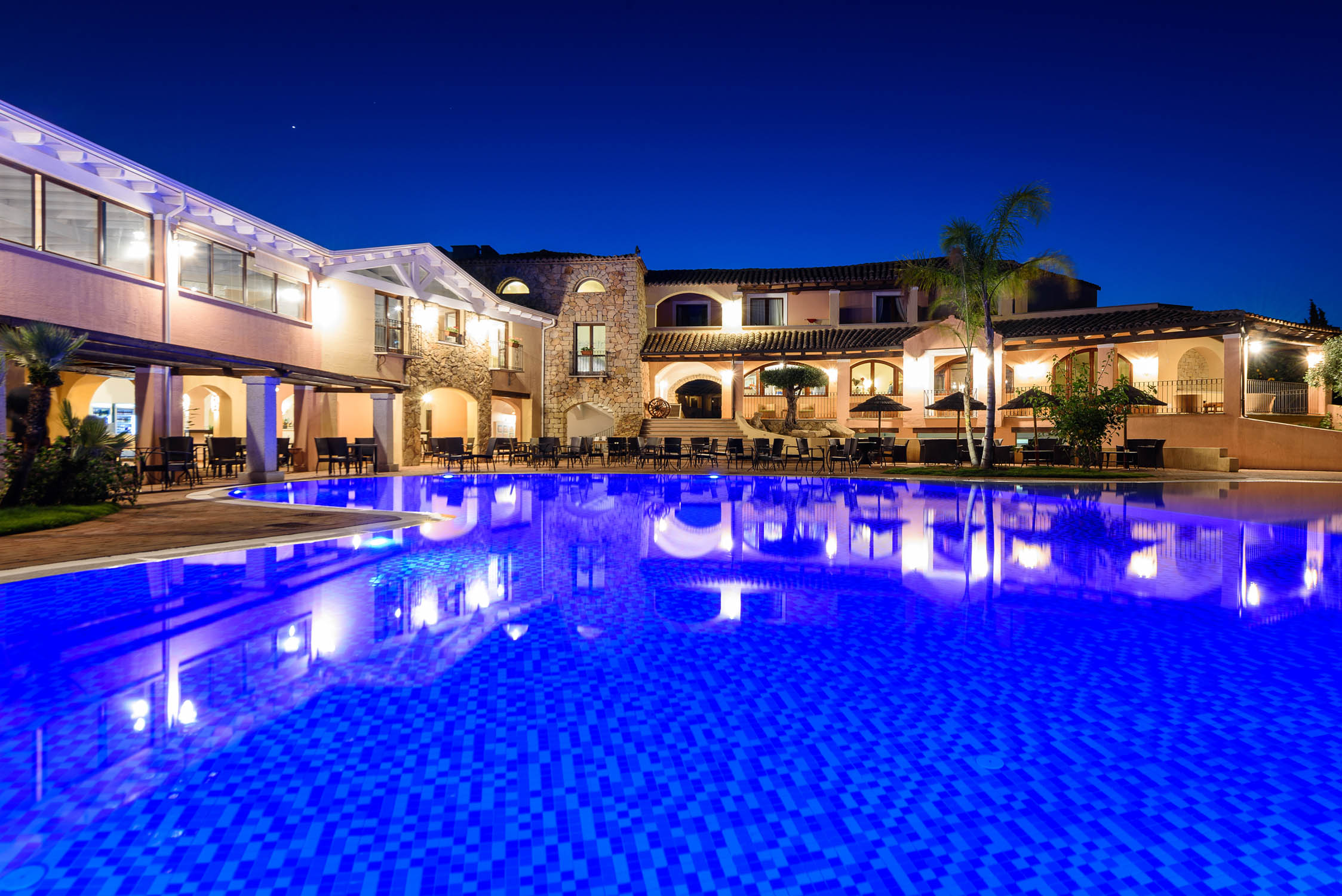 Abendstimmung am Pool im EOS Village